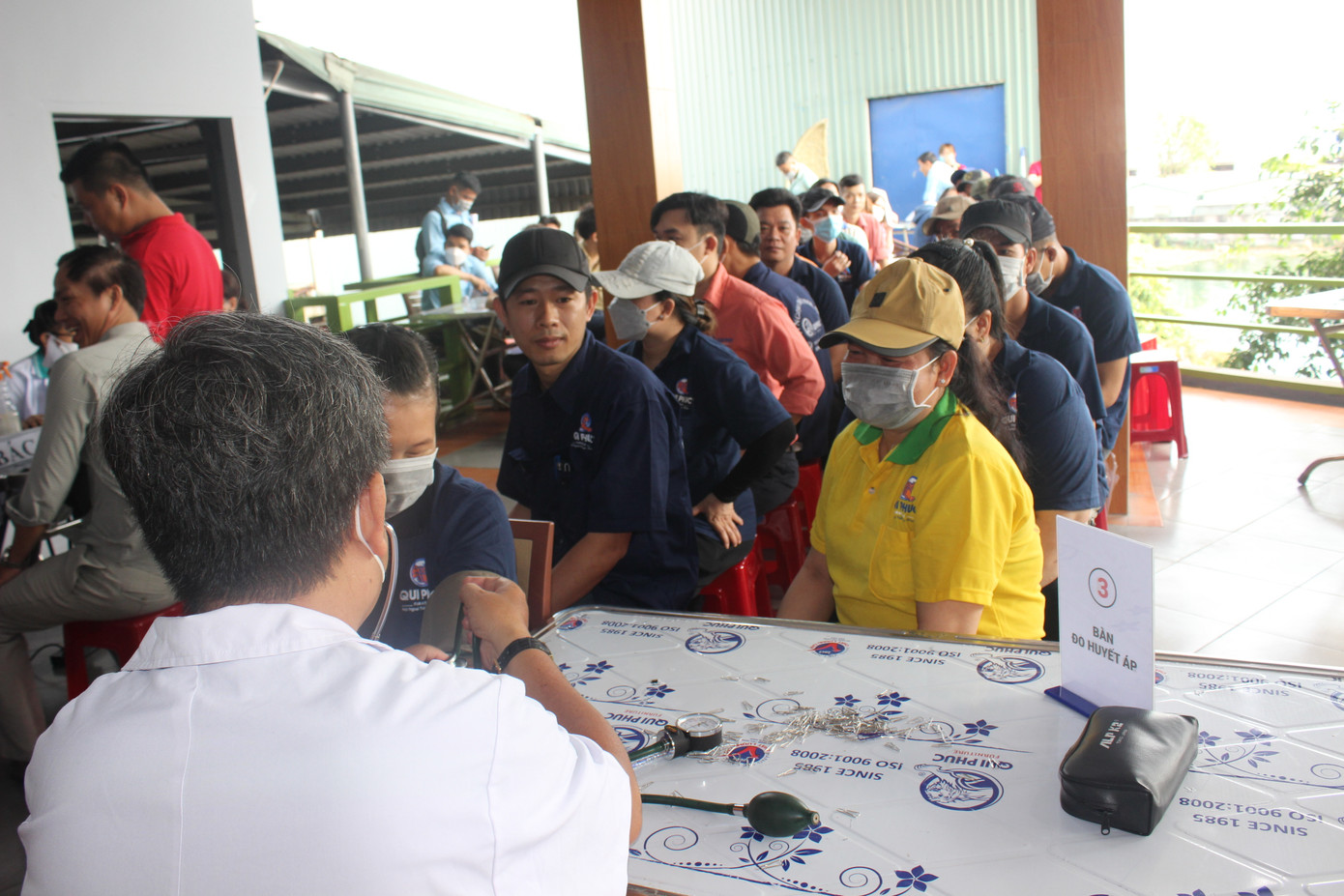 Đông đảo cán bộ, công nhân viên công ty tham gia hiến máu tại Ngày hội.