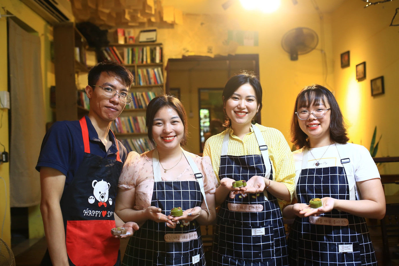 Các bạn trẻ được tự tay làm những chiếc bánh theo ý thích của riêng mình thông qua các workshop làm bánh Trung Thu.