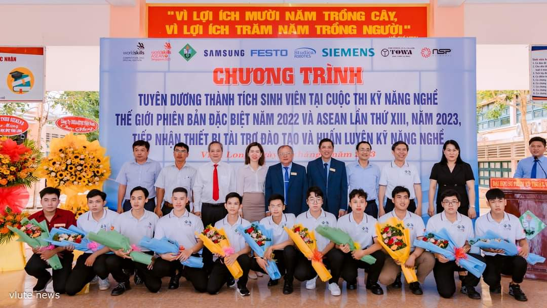 Những sinh viên được tuyên dương trong dịp này. (Ảnh: ĐH Sư phạm Kỹ thuật Vĩnh Long)