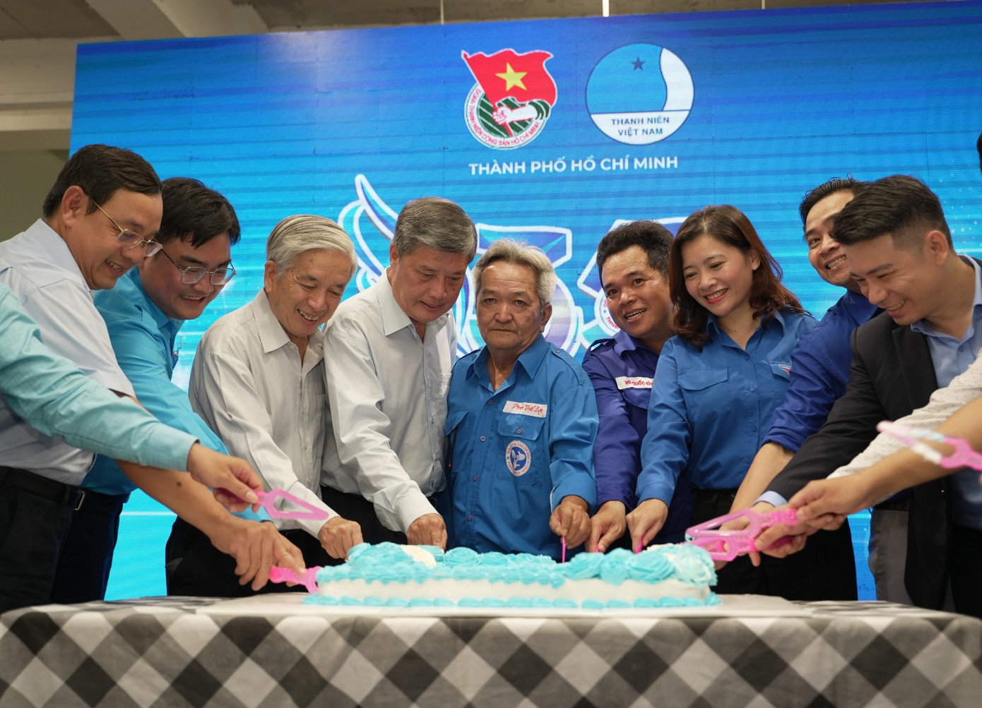 Nghi thức cắt bánh sinh nhật trong Lễ kỷ niệm 35 năm ngày thành lập Đội Công tác xã hội Thanh niên Thành phố. Nghi thức cắt bánh sinh nhật trong Lễ kỷ niệm 35 năm ngày thành lập Đội Công tác xã hội Thanh niên Thành phố.