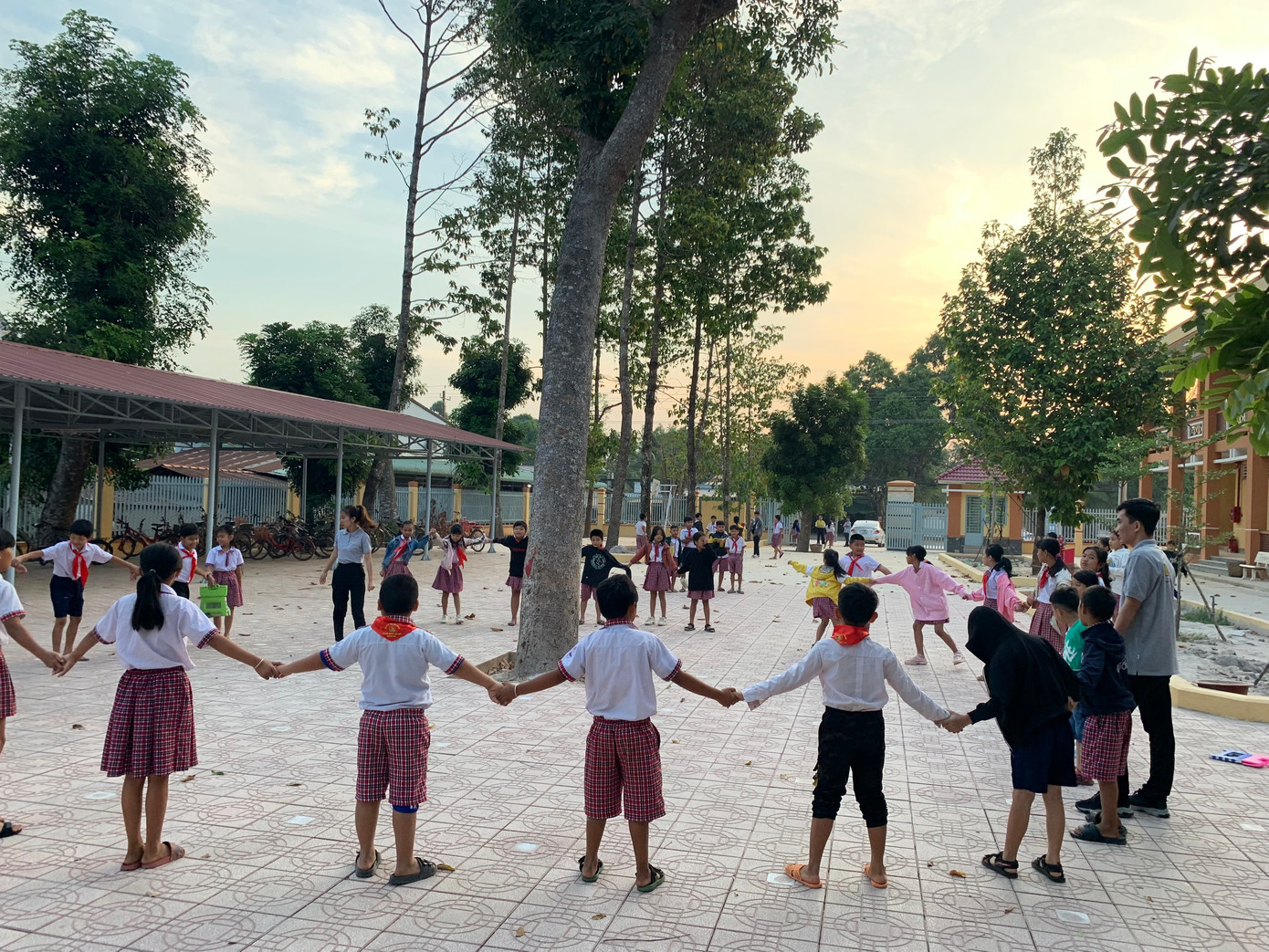 Nhóm tổ chức sân chơi và tặng quà, học bổng cho các em học sinh hai xã Thanh Sơn và xã Thạnh Tây (huyện Tân Biên, tỉnh Tây Ninh).