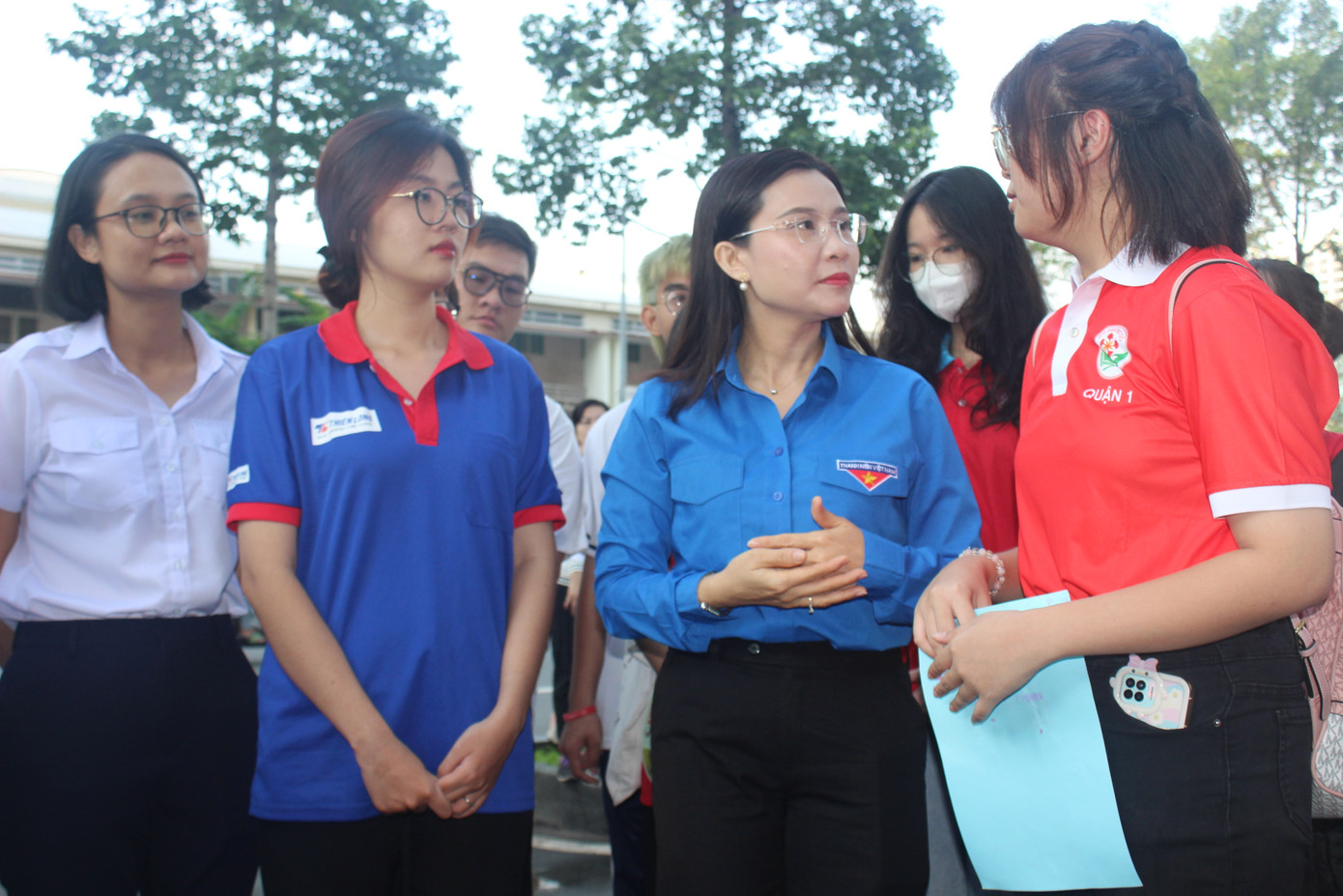 Bí thư T.Ư Đoàn Nguyễn Phạm Duy Trang đã trò chuyện với các chiến sĩ Tiếp sức mùa thi tại điểm trường THPT Ten Lơ Man (quận 1). Bí thư T.Ư Đoàn Nguyễn Phạm Duy Trang đã trò chuyện với các chiến sĩ Tiếp sức mùa thi tại điểm trường THPT Ten Lơ Man (quận 1).