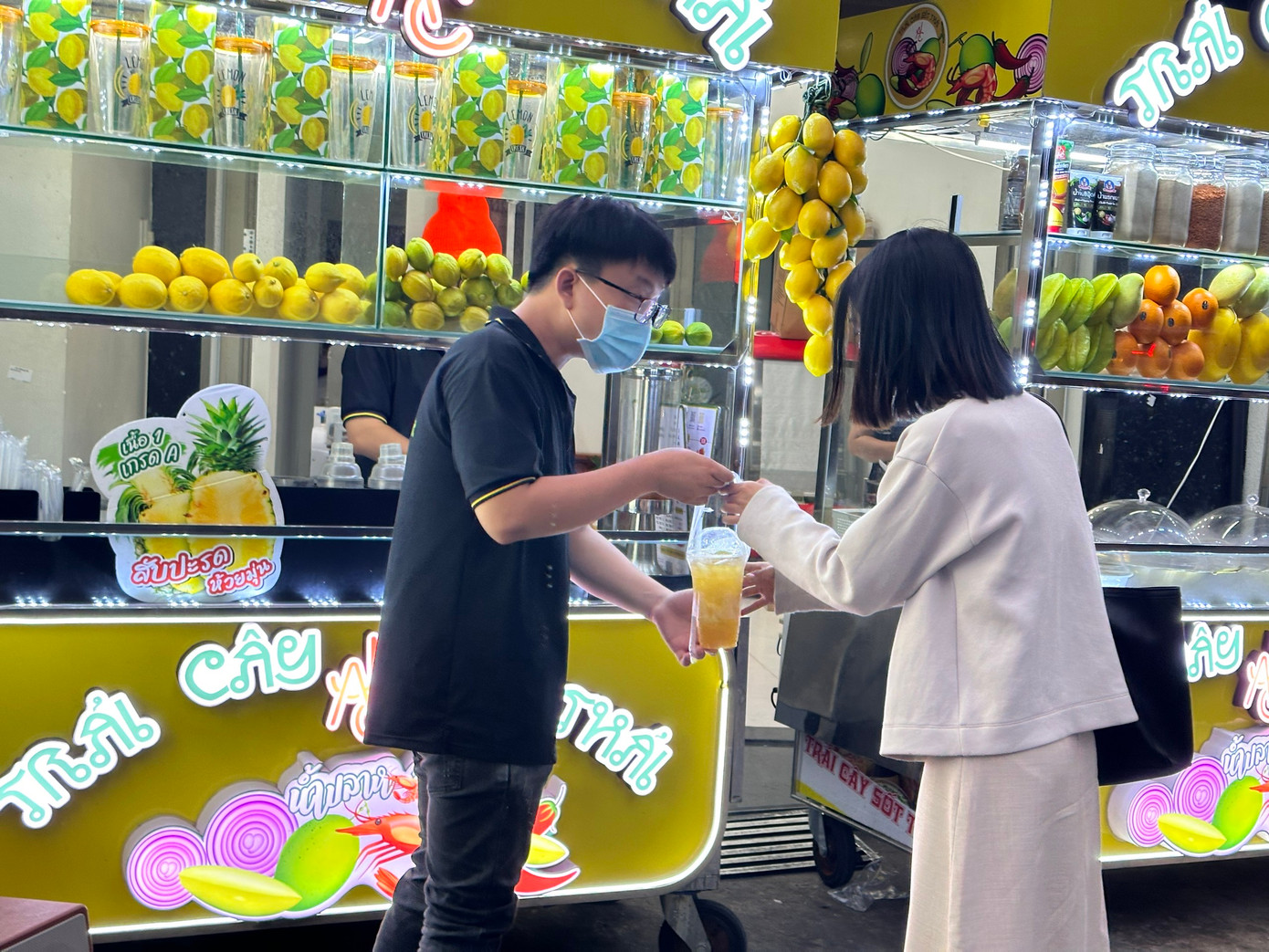 Bạn trẻ trải nghiệm món đồ uống mới lạ. (Ảnh: Phương An)