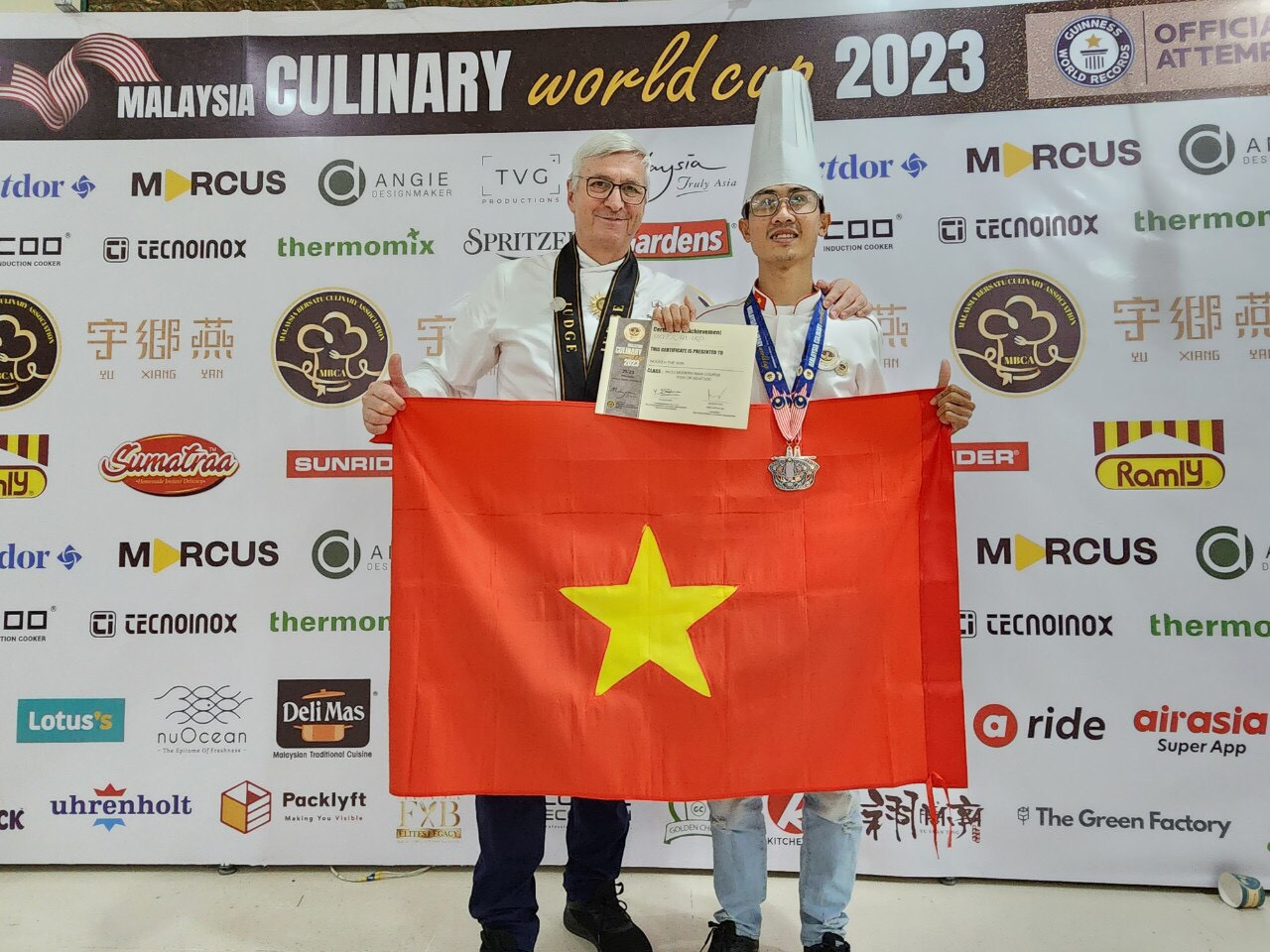 Lần đầu tham dự cuộc thi nghề Bếp, Thế Sơn đã giành được 2 huy chương.