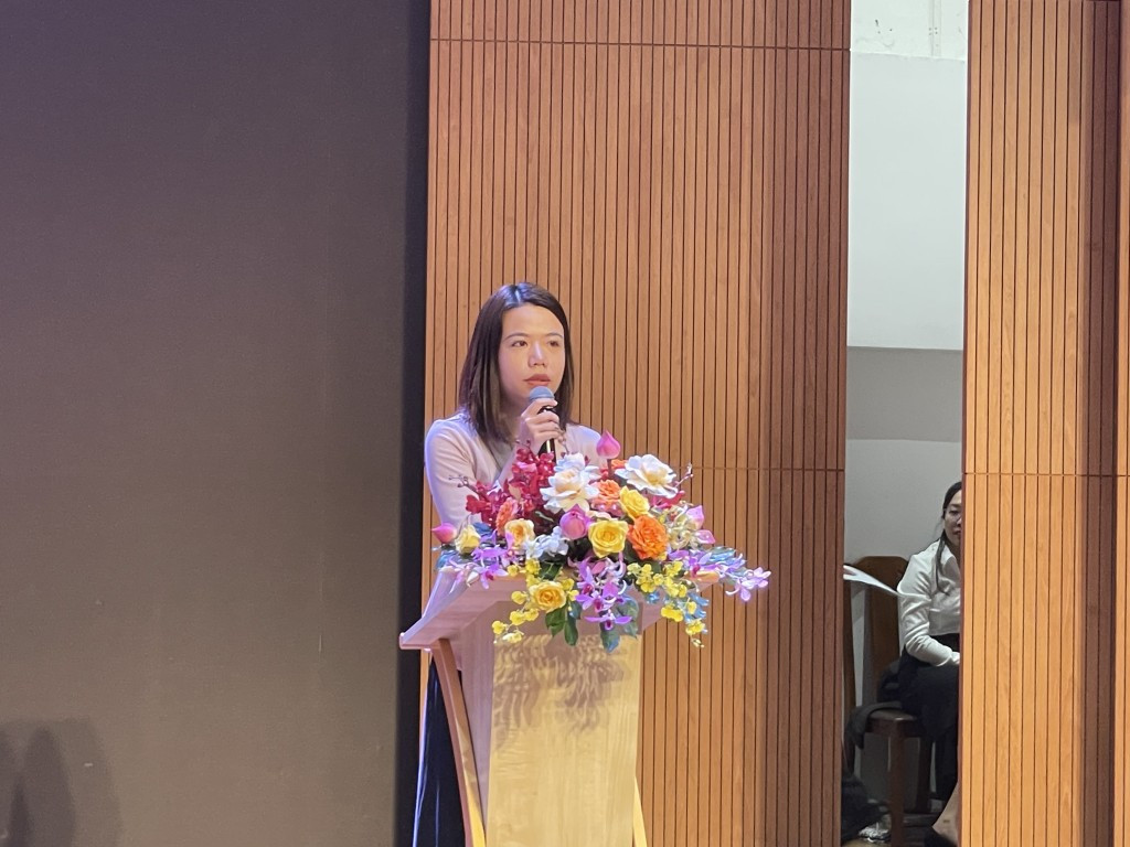 Bà Mai Thị Linh Đa, Tổng Thư ký VAFE phát biểu tại lễ tổng kết cuộc thi &apos;Viet Stock Arena 2023&apos;.