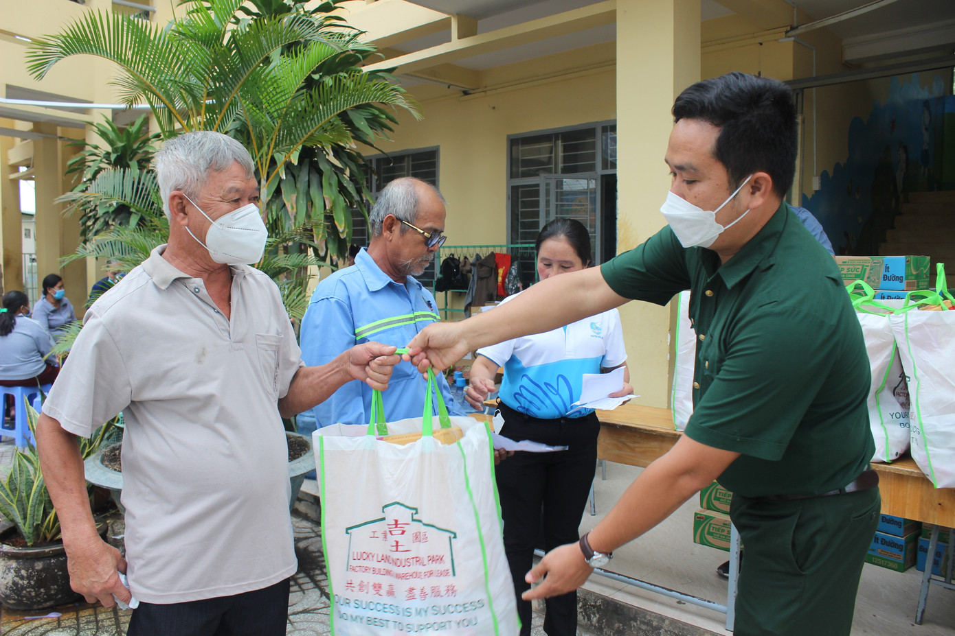 Sau khi khám bệnh, lấy thuốc bà con sẽ nhận một phần quà Tết mang về từ Ban Tổ chức.