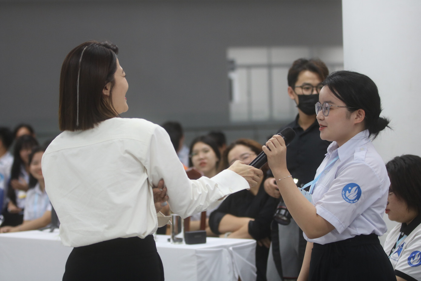 Sinh viên giao lưu với chị Trương Lý Hoàng Phi – Phó Chủ tịch Hội Doanh nhân Trẻ TP. HCM. Sinh viên giao lưu với chị Trương Lý Hoàng Phi – Phó Chủ tịch Hội Doanh nhân Trẻ TP. HCM.