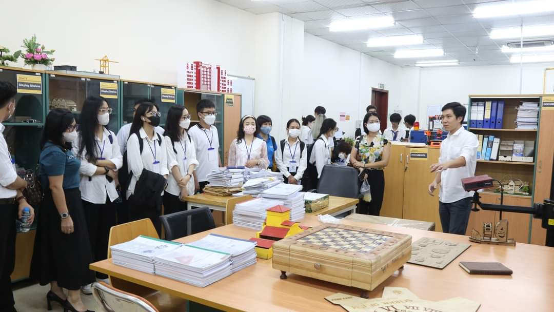 Sau vòng Chung kết, các thí sinh đã được tham quan Khu Công nghệ Phần mềm (ĐHQG TPHCM); Viện tế Bào gốc, trường ĐH Khoa học Tự nhiên (ĐHQG TPHCM); trường ĐH Quốc tế (ĐHQG TPHCM); Trung tâm Công nghệ Sinh học TPHCM. Sau vòng Chung kết, các thí sinh đã được tham quan Khu Công nghệ Phần mềm (ĐHQG TPHCM); Viện tế Bào gốc, trường ĐH Khoa học Tự nhiên (ĐHQG TPHCM); trường ĐH Quốc tế (ĐHQG TPHCM); Trung tâm Công nghệ Sinh học TPHCM.