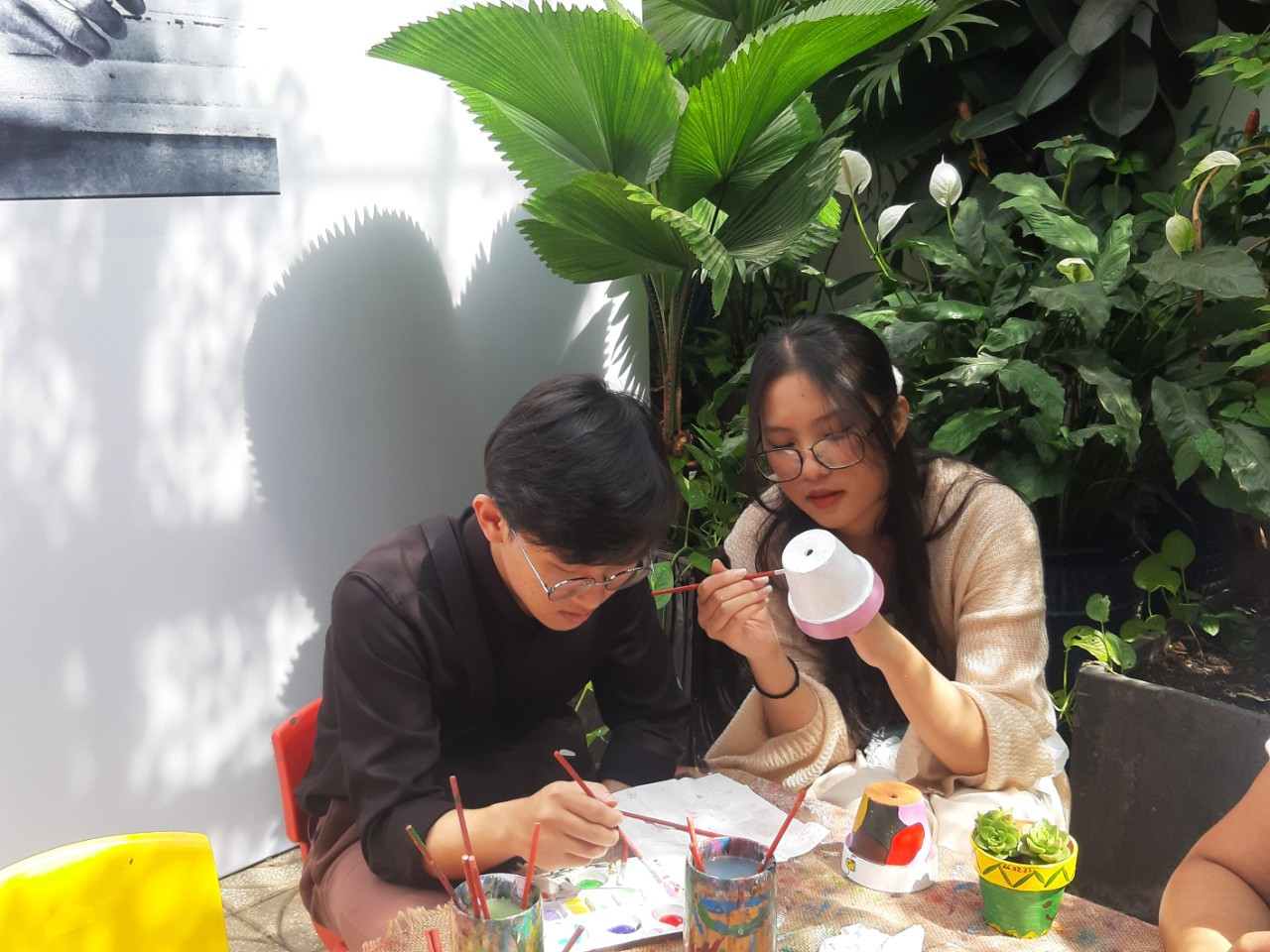 Một cặp đôi đang vẽ chậu cây giải trí cuối tuần.