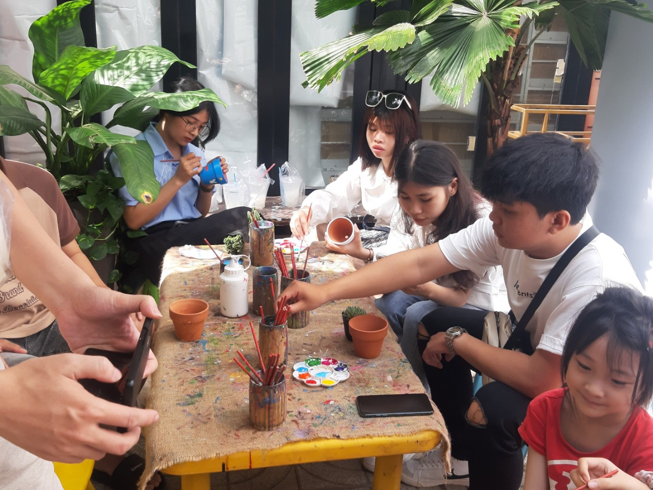 Nhóm tạo ra không gian sáng tạo cuối tuần: trồng cây, vẽ tranh, vẽ chậu..., thu hút rất nhiều bạn trẻ tham gia.