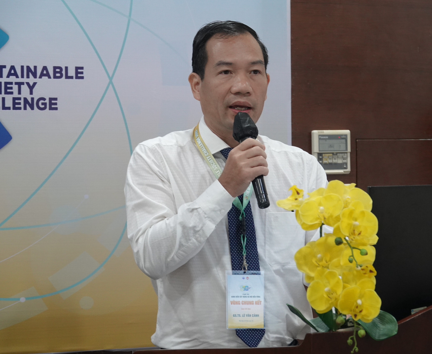 GS. TS Lê Văn Cảnh - Phó Hiệu trưởng trường ĐH Quốc tế (ĐHQG TP. HCM), Phó Ban chỉ đạo cuộc thi phát biểu. GS. TS Lê Văn Cảnh - Phó Hiệu trưởng trường ĐH Quốc tế (ĐHQG TP. HCM), Phó Ban chỉ đạo cuộc thi phát biểu.