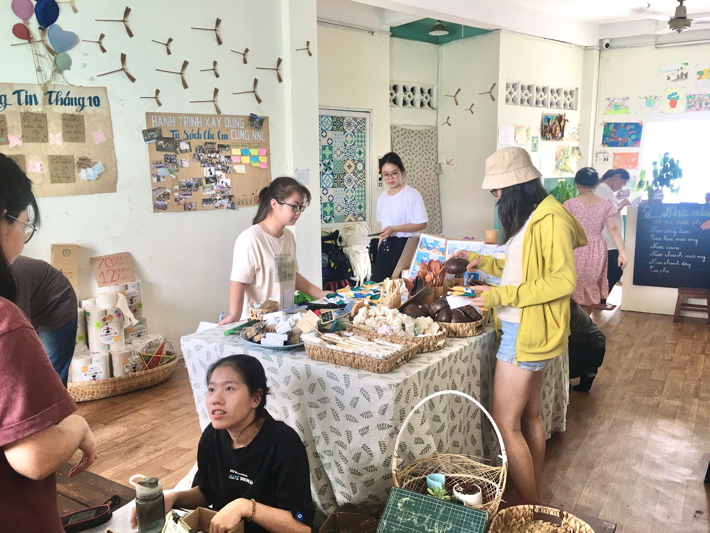 Nhiều bạn trẻ đến tham gia hoạt động. Nhiều bạn trẻ đến tham gia hoạt động.