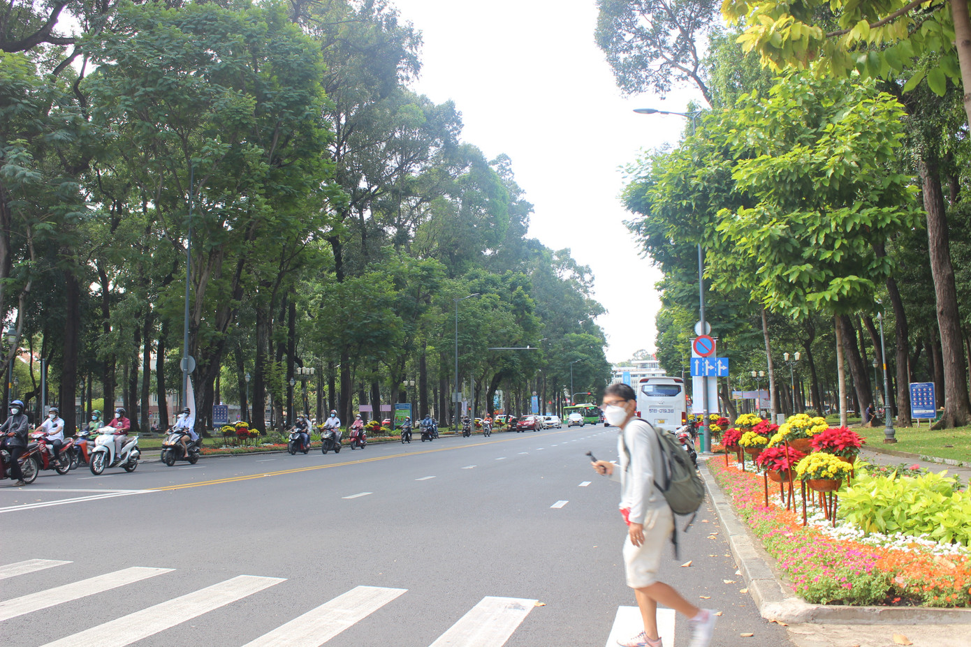 Trục đường Lê Duẩn (Q. 1) được trang hoàng với nhiều thảm hoa và tiểu cảnhc tạo nên không khí tươi vui, tràn ngập sắc Xuân.