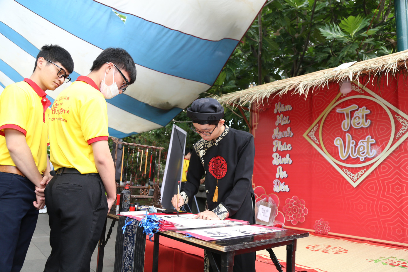 Các bạn trẻ nhận thư pháp tại Ngày hội. Các bạn trẻ nhận thư pháp tại Ngày hội.