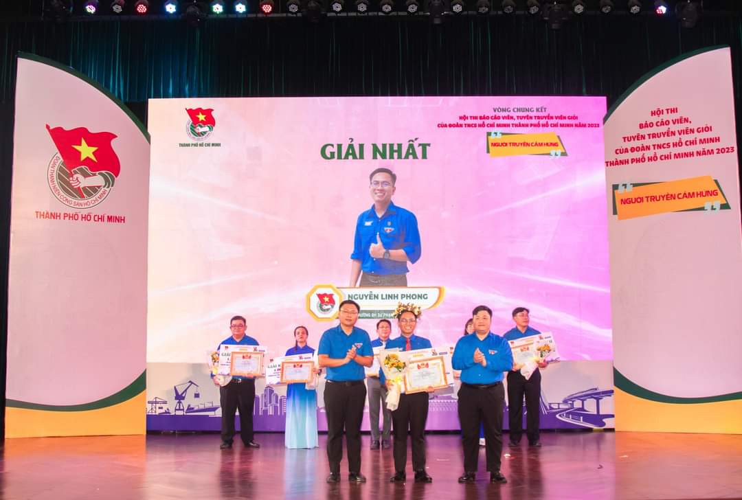 Giải Nhất được trao cho báo cáo viên Nguyễn Linh Phong (Đoàn trường ĐH Sư phạm TP. HCM). (Ảnh: Trung Nguyên)