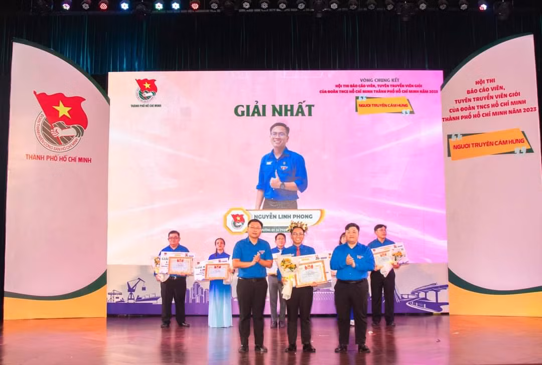 Giải Nhất được trao cho báo cáo viên Nguyễn Linh Phong (Đoàn trường ĐH Sư phạm TP. HCM). (Ảnh: Trung Nguyên) Giải Nhất được trao cho báo cáo viên Nguyễn Linh Phong (Đoàn trường ĐH Sư phạm TP. HCM). (Ảnh: Trung Nguyên)