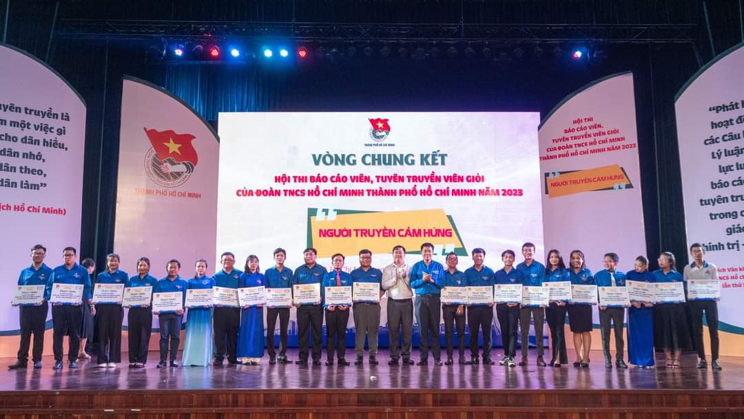 Ban Tổ chức trao quà và bằng khen cho tất cả các thí sinh tham gia vòng Chung kết Hội thi. (Ảnh: Trung Nguyên)