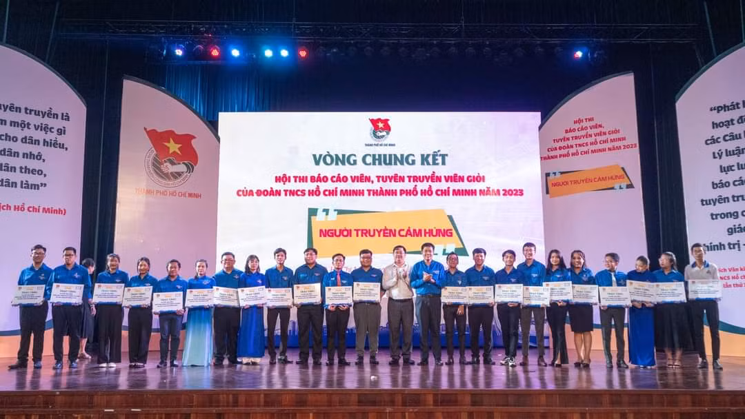 Ban Tổ chức trao quà và bằng khen cho tất cả các thí sinh tham gia vòng Chung kết Hội thi. (Ảnh: Trung Nguyên) Ban Tổ chức trao quà và bằng khen cho tất cả các thí sinh tham gia vòng Chung kết Hội thi. (Ảnh: Trung Nguyên)