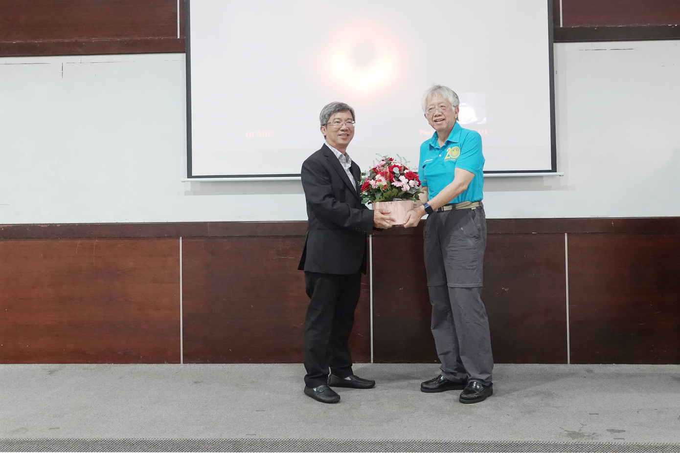 GS Paul Ho (bên phải) nhận hoa cảm ơn từ PGS. TS Đinh Đức Anh Vũ - Phó Hiệu trưởng phụ trách trường ĐH Quốc tế (ĐHQG TP. HCM). GS Paul Ho (bên phải) nhận hoa cảm ơn từ PGS. TS Đinh Đức Anh Vũ - Phó Hiệu trưởng phụ trách trường ĐH Quốc tế (ĐHQG TP. HCM).