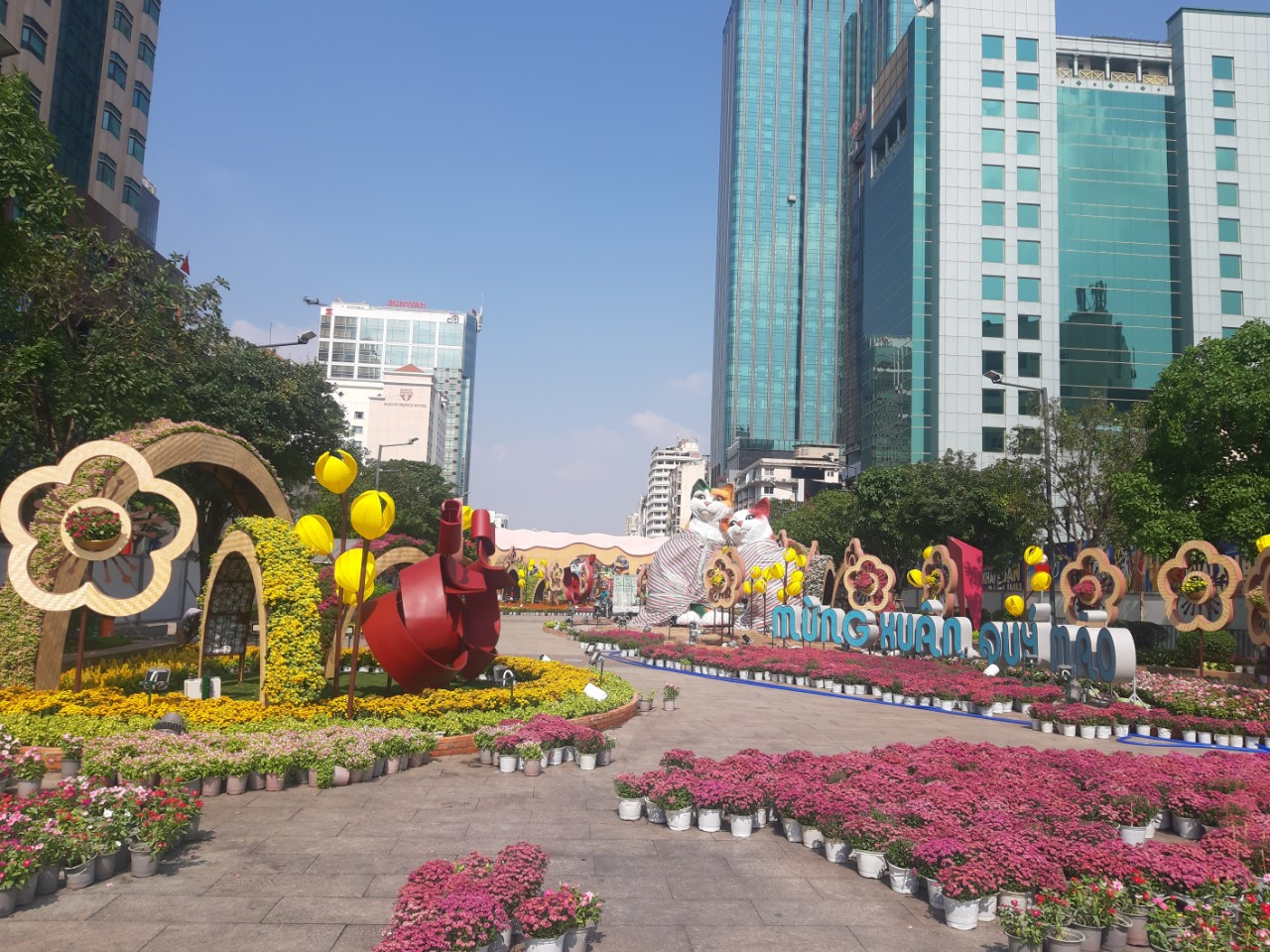 Các công đoạn của Đường hoa Nguyễn Huệ Tết Quý Mão 2023 đã hoàn thành được 90%. Nhiều bạn trẻ tại TP. HCM đang mong chờ đến ngày khai mạc.