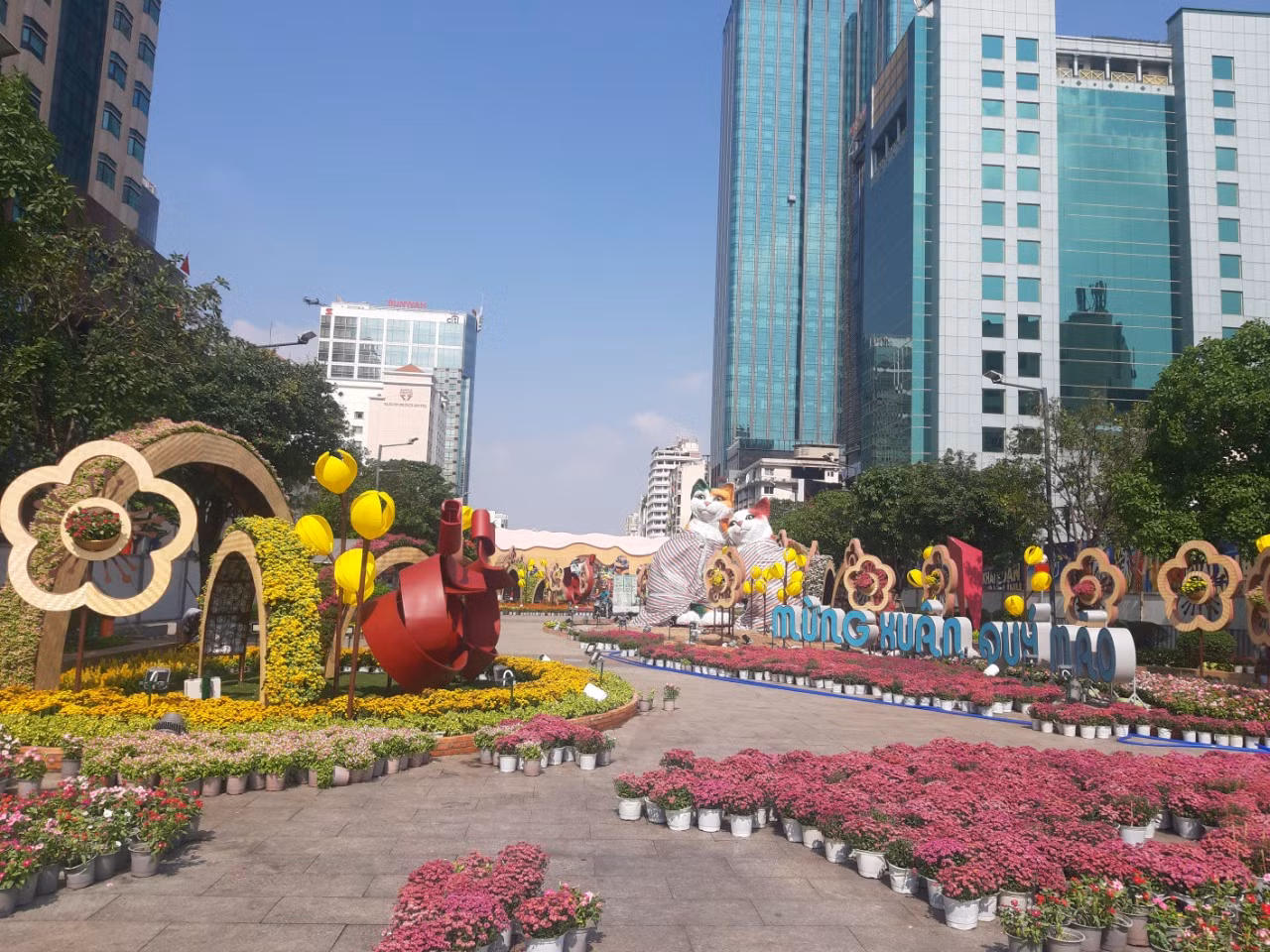 Các công đoạn của Đường hoa Nguyễn Huệ Tết Quý Mão 2023 đã hoàn thành được 90%. Nhiều bạn trẻ tại TP. HCM đang mong chờ đến ngày khai mạc.