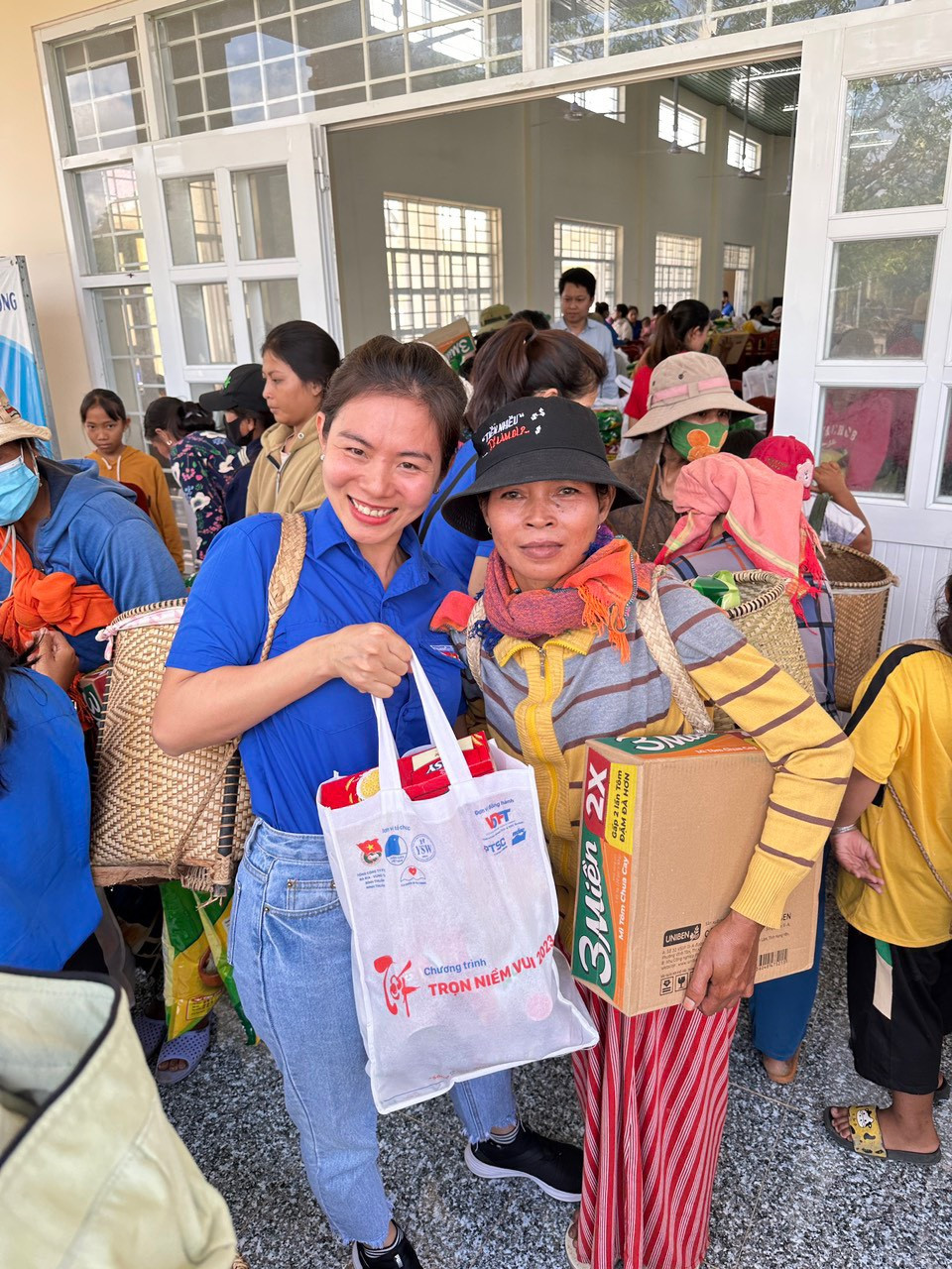 Bà con phấn khởi khi nhận được những phần quà từ Ban Tổ chức trao tặng.