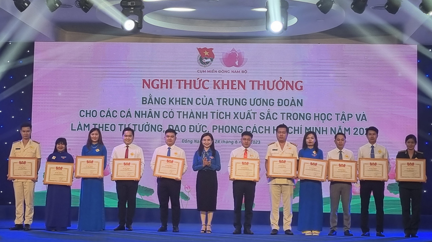 Chị Nguyễn Phạm Duy Trang - Bí thư T.Ư Đoàn, Chủ tịch Hội đồng Đội T.Ư trao bằng khen cho 20 cá nhân điển hình Thanh niên tiên tiến làm theo lời Bác (cụm miền Đông Nam Bộ).