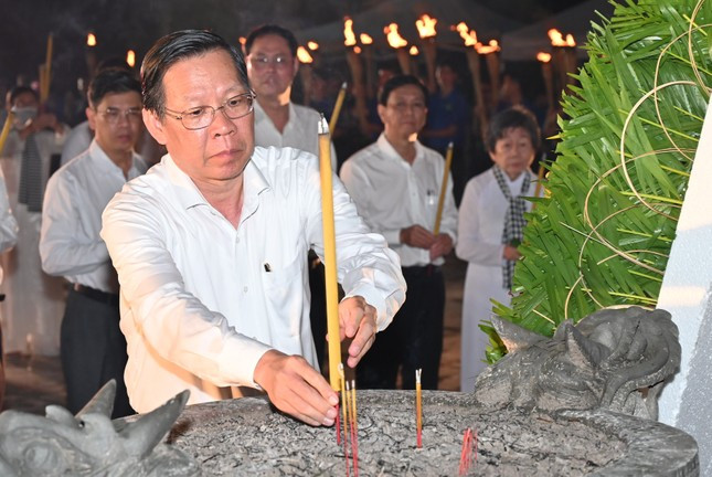 Chủ tịch UBND TP. HCM Phan Văn Mãi dâng hương tưởng nhớ, tri ân các Anh hùng liệt sĩ.