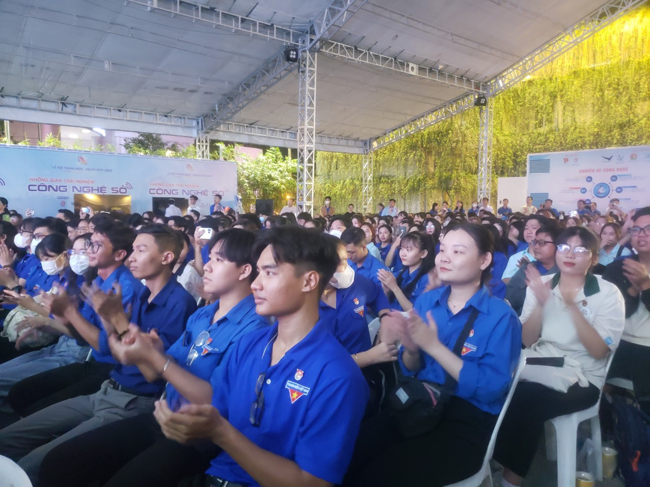 Đông đảo đoàn viên, sinh viên tham dự chương trình.