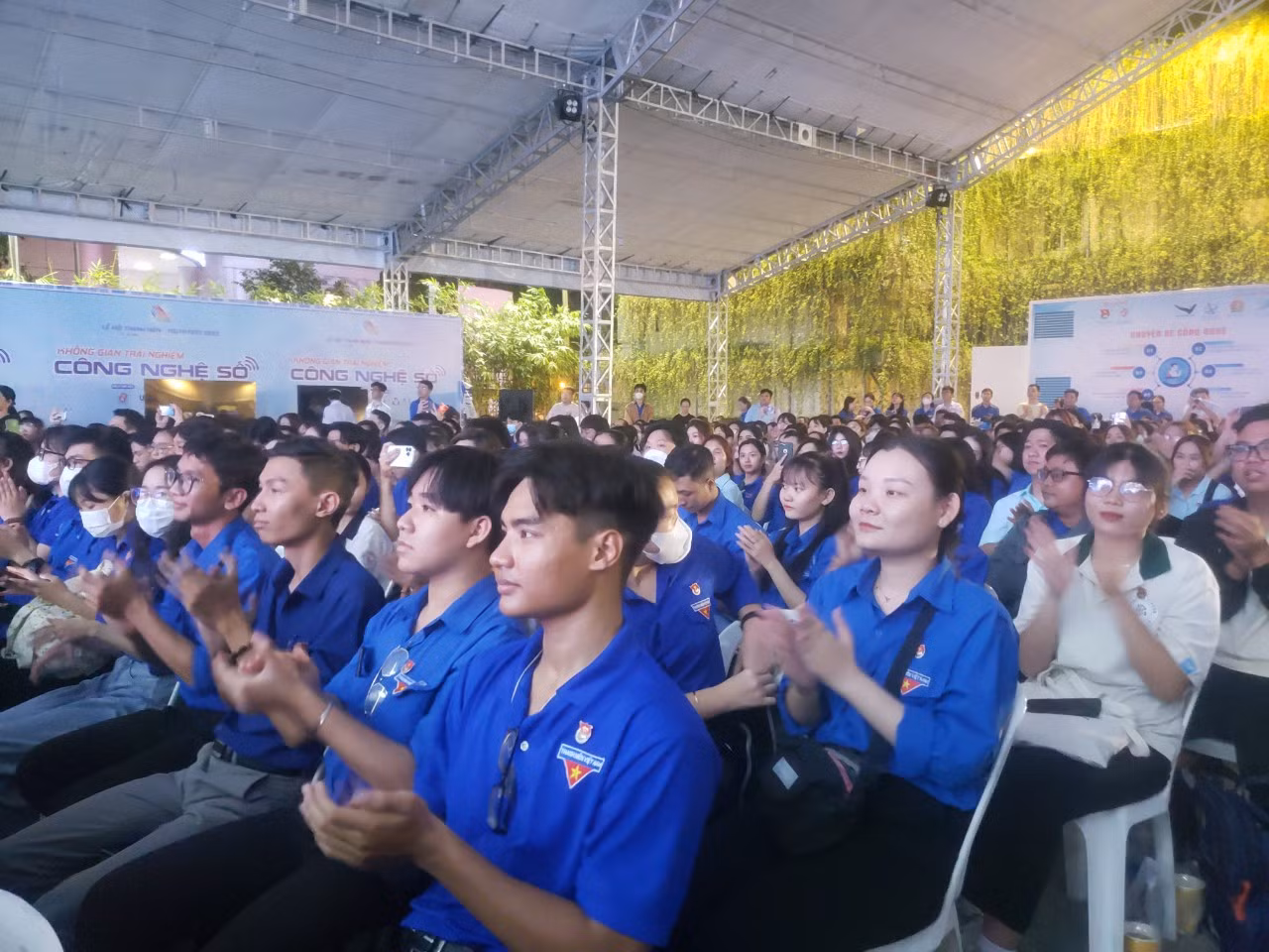 Đông đảo đoàn viên, sinh viên tham dự chương trình. Đông đảo đoàn viên, sinh viên tham dự chương trình.