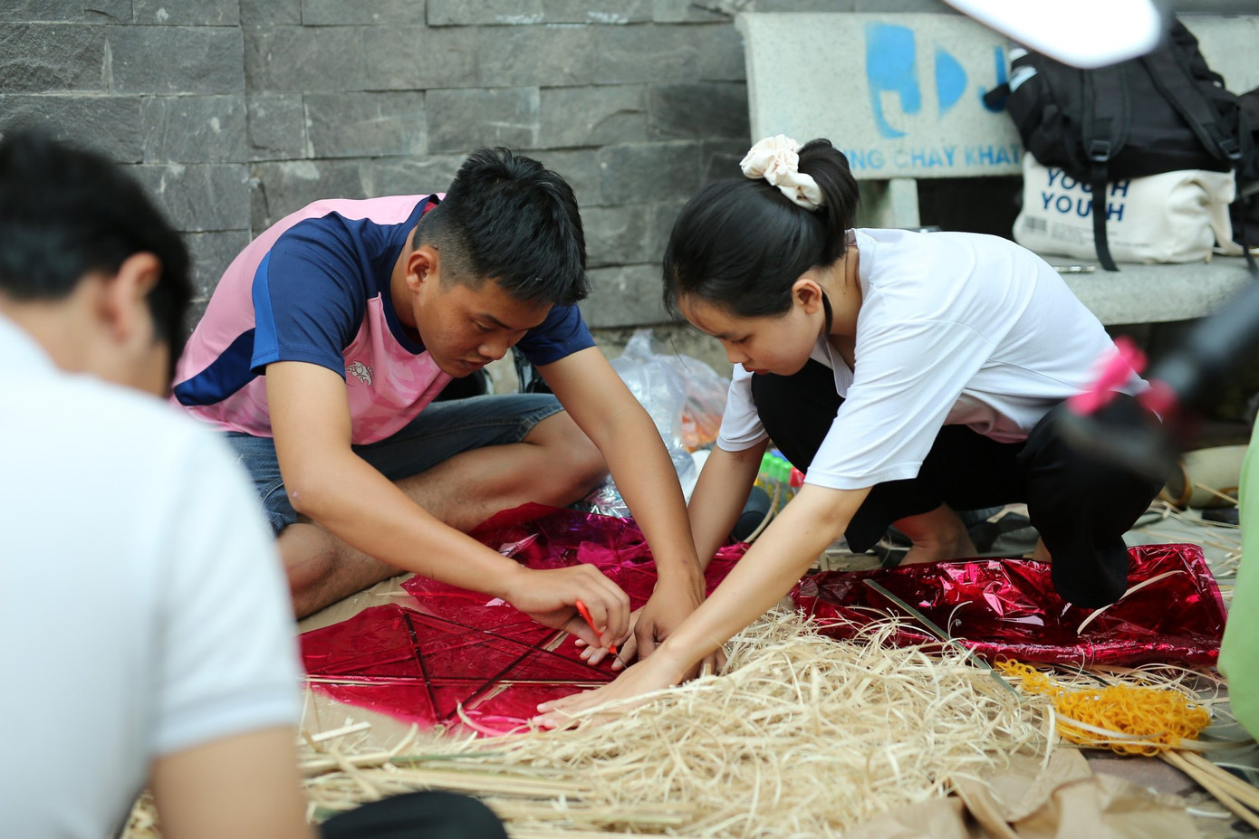 Các thành viên CLB Công tác xã hội làm lồng đèn để gửi tặng cho các em nhỏ trong dịp Tết Trung thu sắp tới. (Ảnh: CLB)