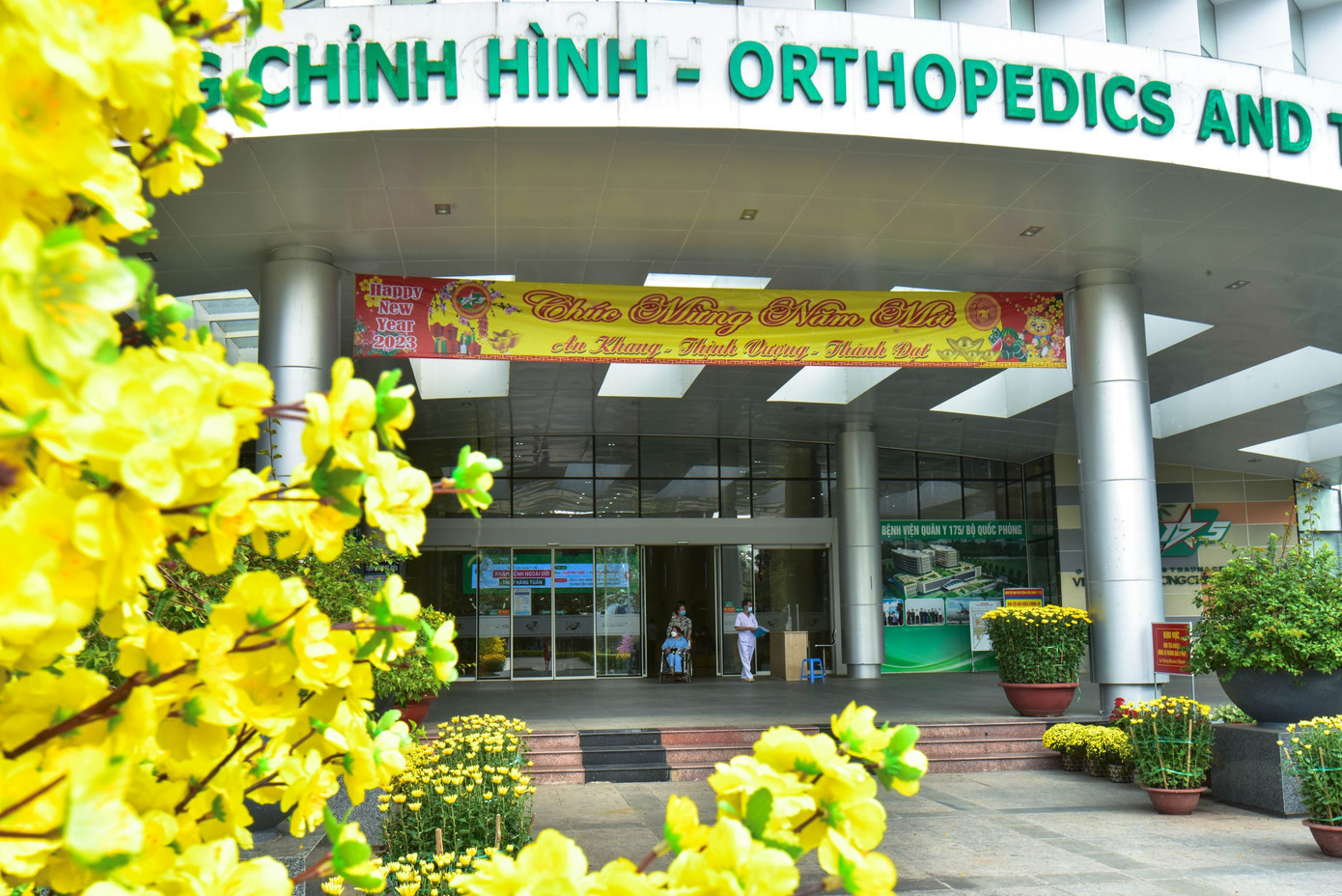 Không gian ngập tràn sắc Xuân trước Viện Chấn thương chỉnh hình.