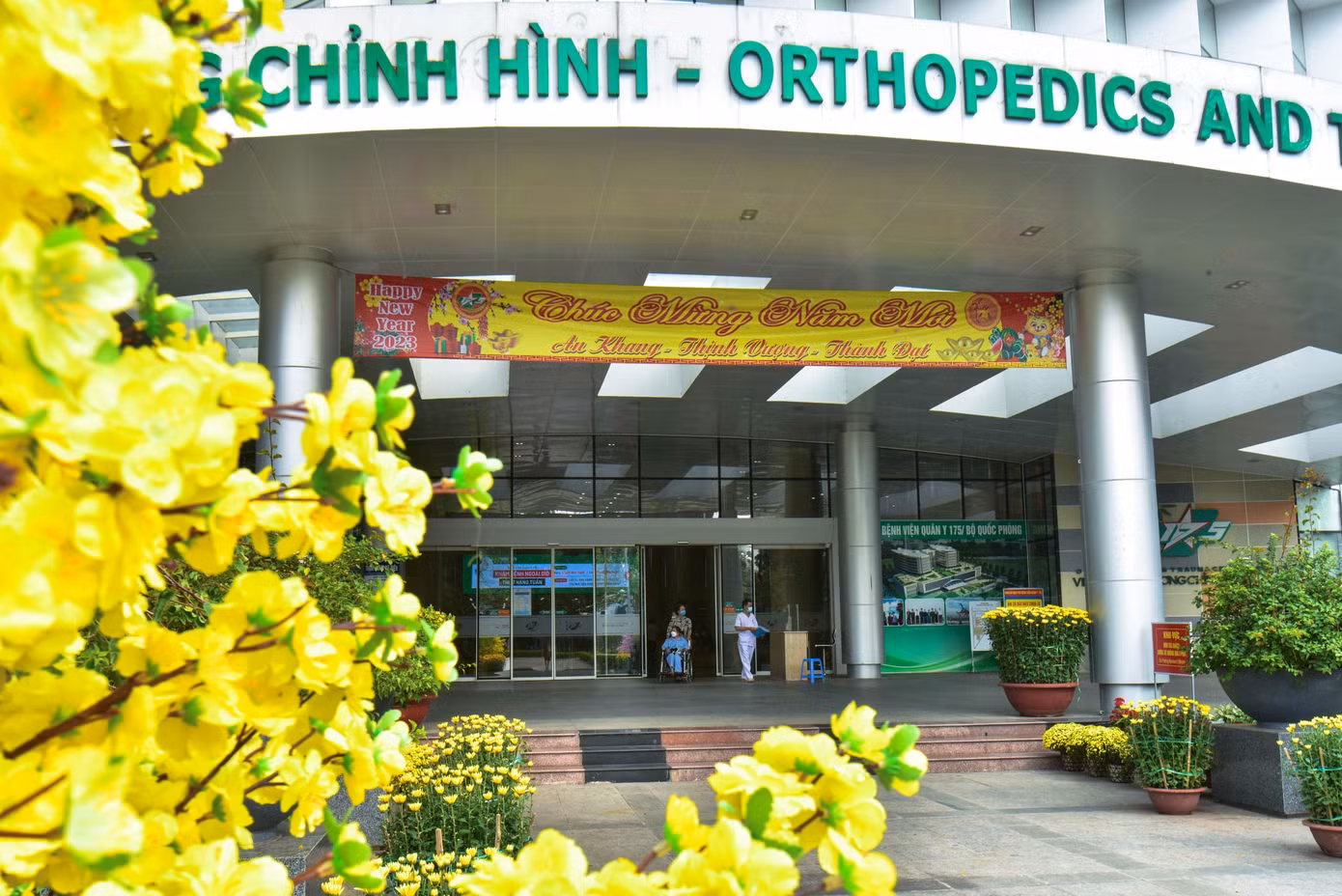 Không gian ngập tràn sắc Xuân trước Viện Chấn thương chỉnh hình.