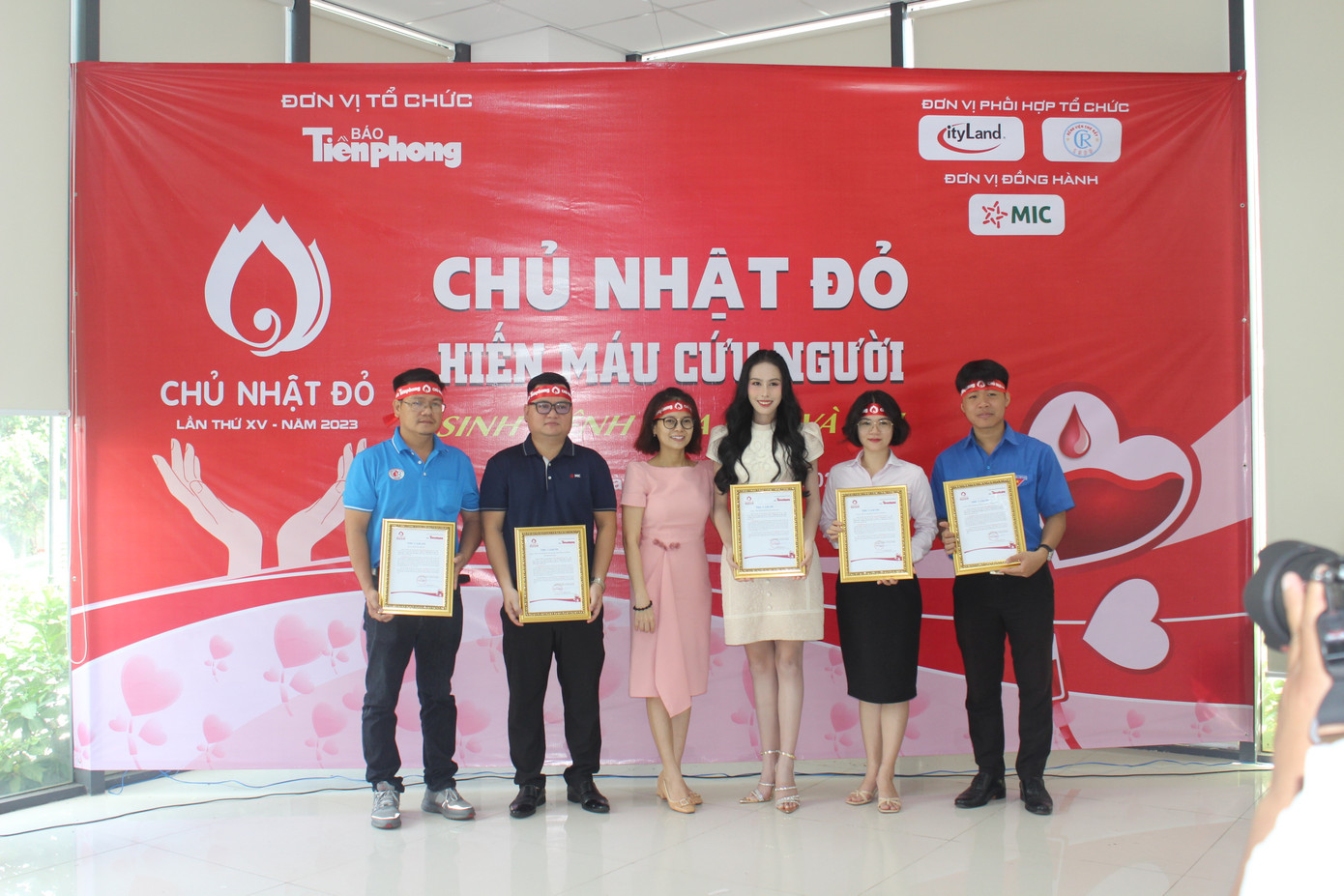 Kết thúc ngày hội hiến máu &quot;Chủ nhật Đỏ&quot;, Ban Tổ chức thu về hơn 100 đơn vị máu.