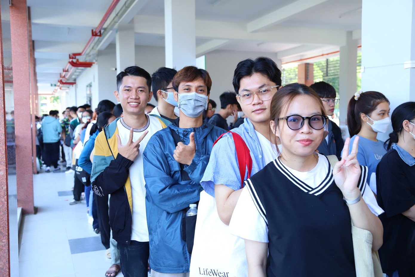 Theo thông tin từ Ban Tổ chức, chương trình 'Chủ nhật Đỏ' hôm nay thu hút hơn 1.000 sinh viên tham gia. Bởi vậy, nhiều bạn đã phải xếp hàng đợi hiến máu từ rất lâu, Ban Tổ chức cũng phải làm việc hết công suất. Theo thông tin từ Ban Tổ chức, chương trình 'Chủ nhật Đỏ' hôm nay thu hút hơn 1.000 sinh viên tham gia. Bởi vậy, nhiều bạn đã phải xếp hàng đợi hiến máu từ rất lâu, Ban Tổ chức cũng phải làm việc hết công suất.