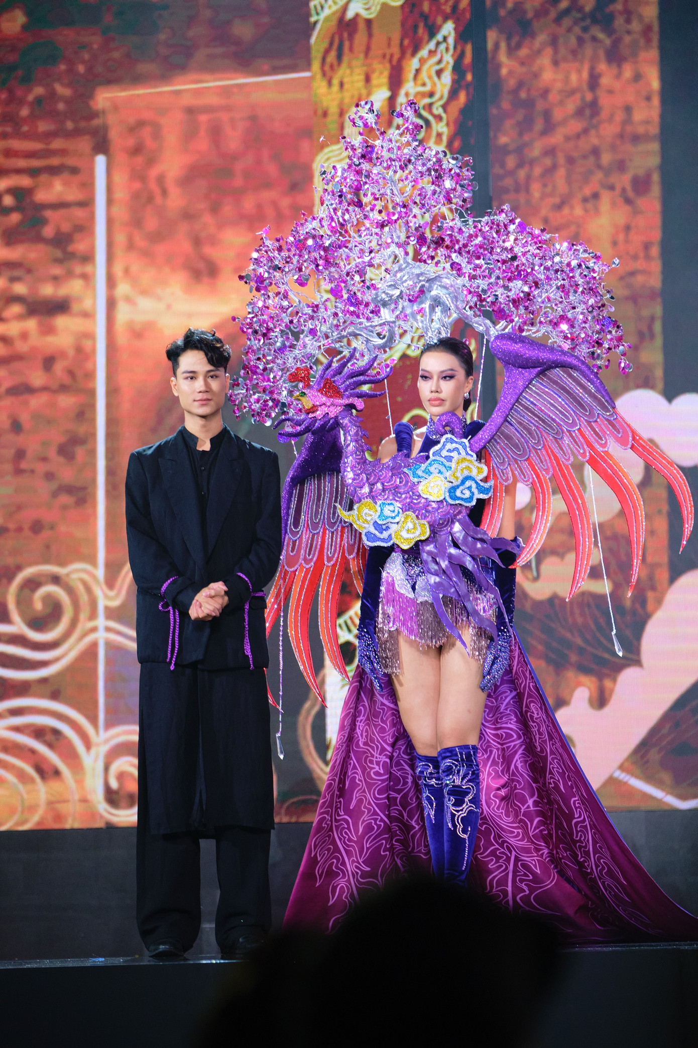 Xuân Vĩ và bộ trang phục "Ngô đồng quy tước" trên sân khấu.