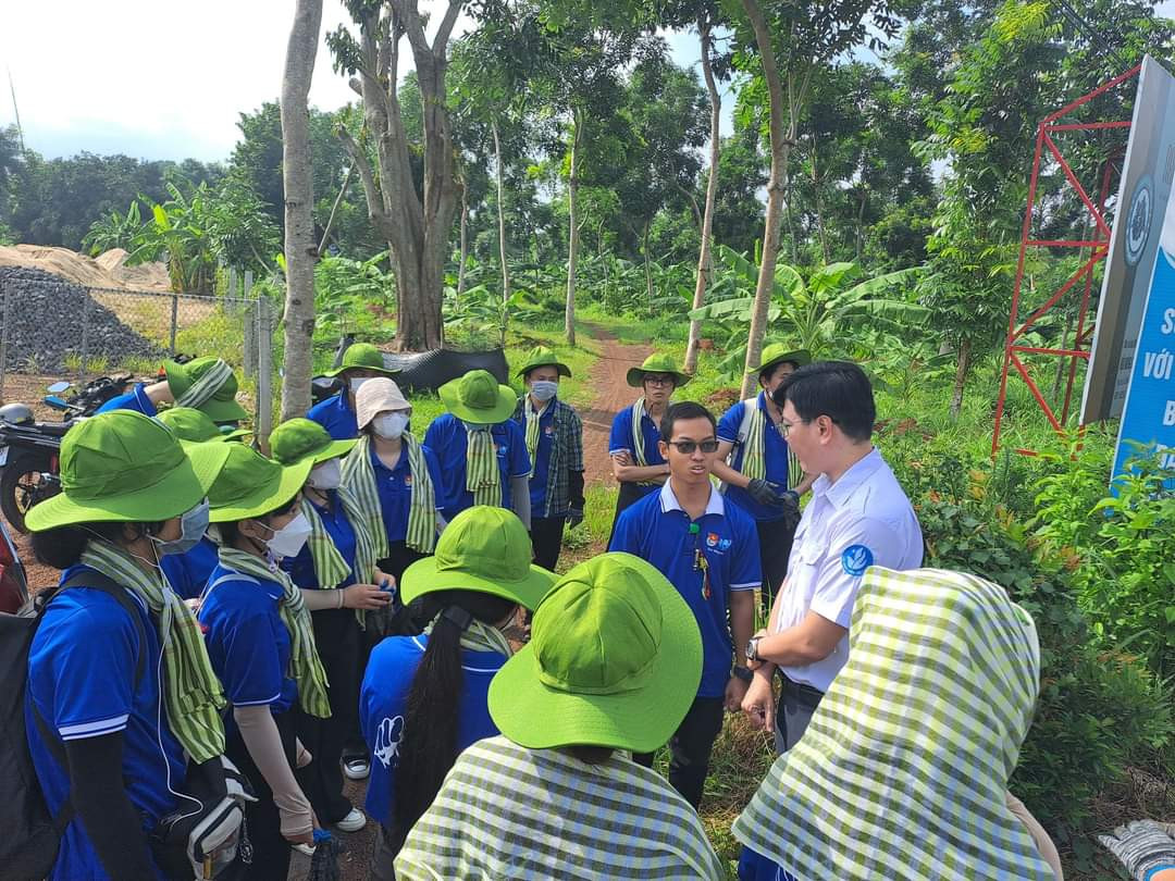 Anh Võ Văn Trung - Phó Bí thư Thường trực Tỉnh Đoàn, Chủ tịch Hội Sinh viên tỉnh Đồng Nai thăm hỏi, động viên các chiến sĩ 'Mùa Hè Xanh' đang làm nhiệm vụ tại địa phương. Anh Võ Văn Trung - Phó Bí thư Thường trực Tỉnh Đoàn, Chủ tịch Hội Sinh viên tỉnh Đồng Nai thăm hỏi, động viên các chiến sĩ 'Mùa Hè Xanh' đang làm nhiệm vụ tại địa phương.