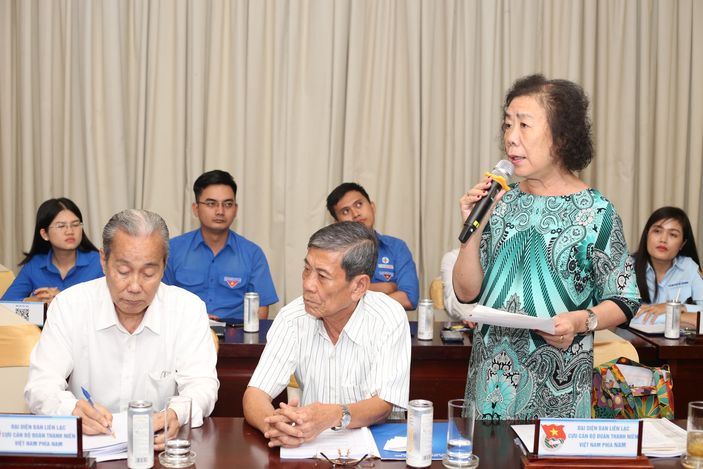 Bà Đặng Hồng Linh - Tổng Thư ký Ban Liên lạc Cựu cán bộ Đoàn Thanh niên khu vực phía Nam phát biểu tại Hội thảo.