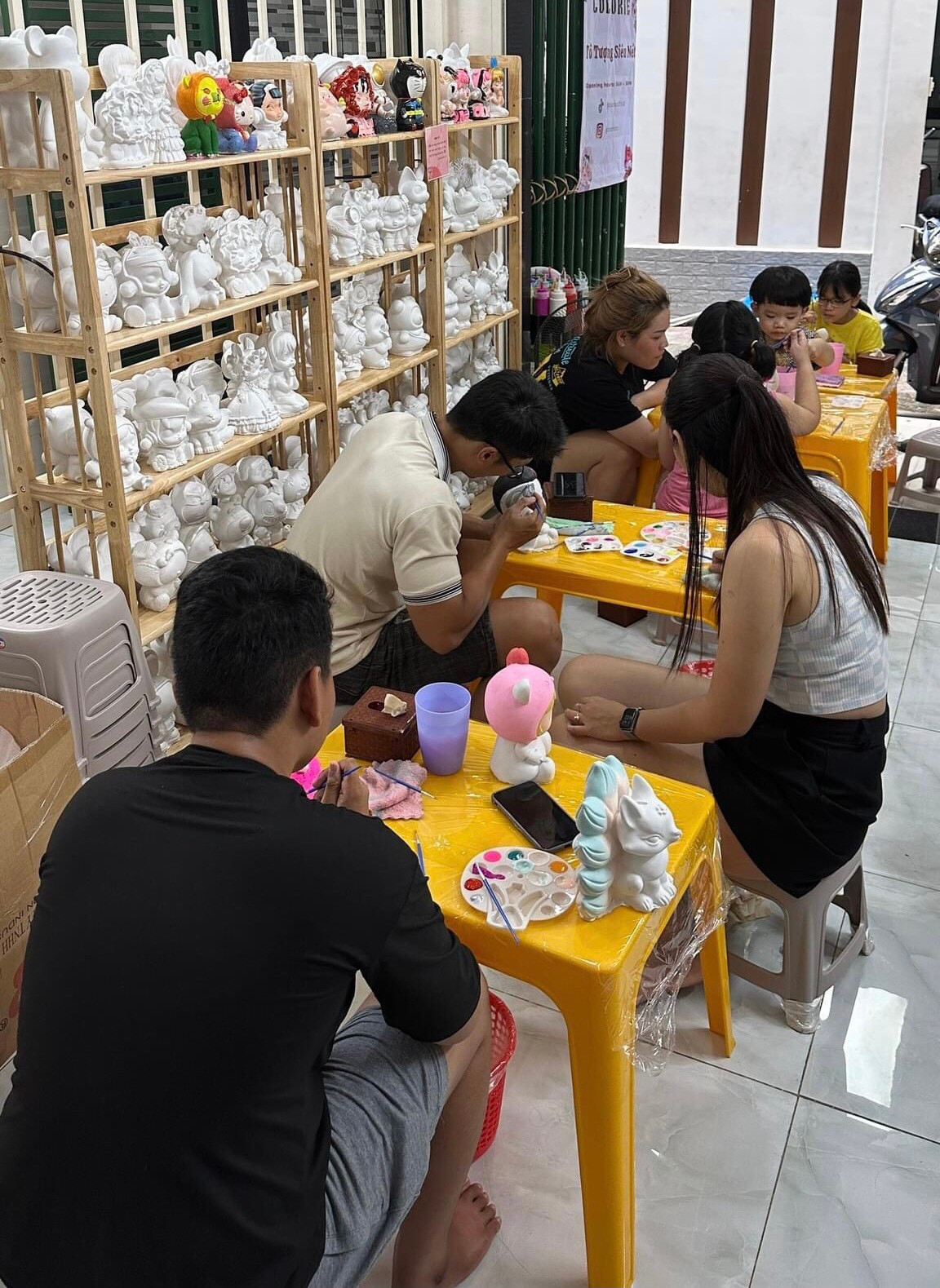 Thông qua hoạt động tô tượng để bạn trẻ kết nối cùng nhau.