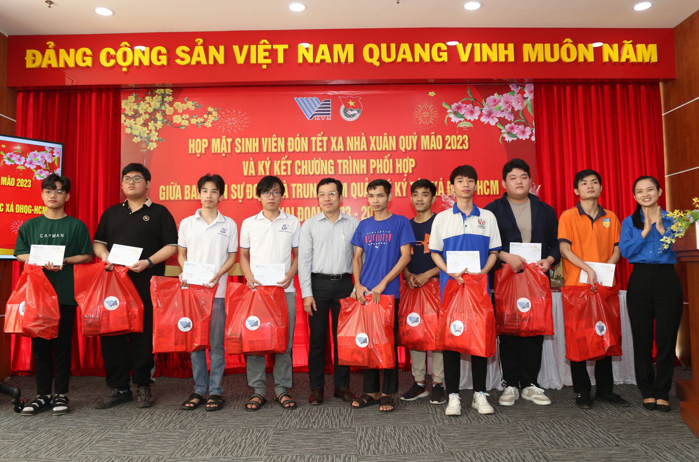 Các bạn sinh viên phấn khởi khi nhận những phần quà Tết động viên tinh thần. (Ảnh: Ngô Tùng)