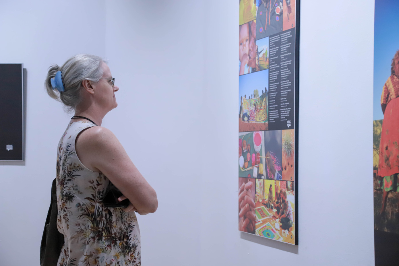 Bên ngoài triển lãm, Ban Tổ chức thiết kế nhiều ấn phẩm để người xem có thể hiểu rõ hơn về văn hóa bản địa Australia.