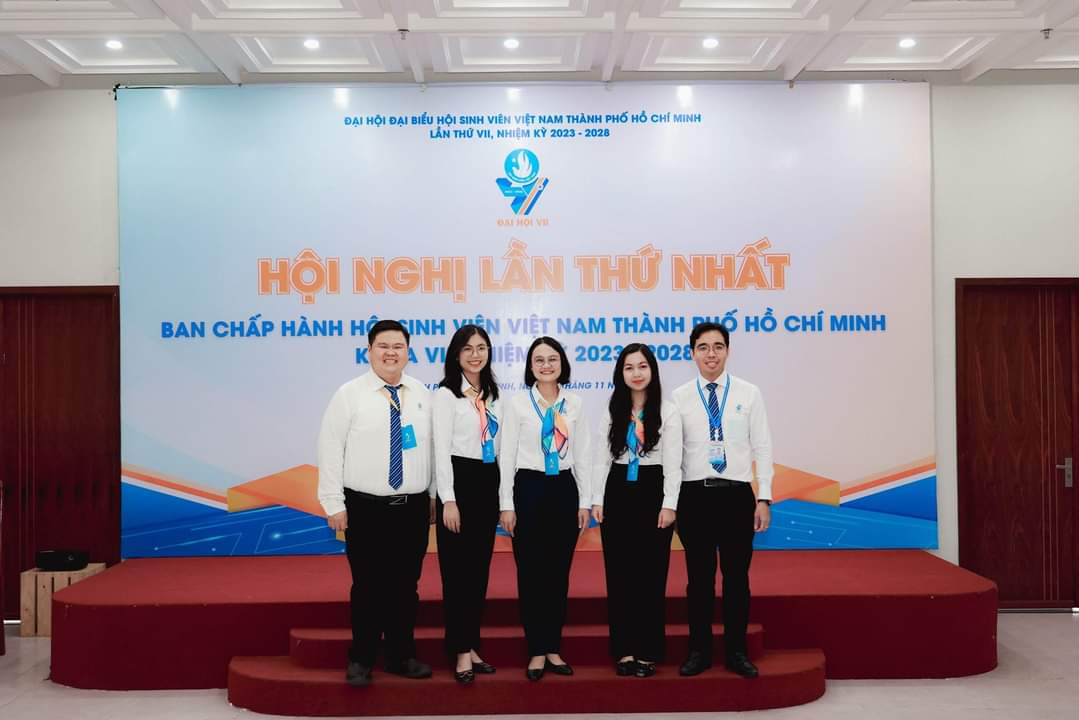 Chị Trần Thu Hà (giữa) cùng 4 Phó Chủ tịch Hội Sinh viên TP. HCM khóa VII, nhiệm kỳ 2023 - 2028. (Ảnh: TLTĐ)