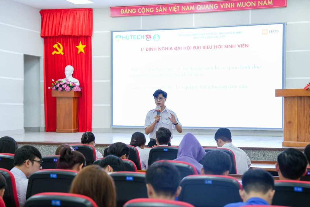 Sinh viên được nghe các tiêu chí về danh hiệu "Sinh viên 5 Tốt" và lộ trình để hoàn thành các tiêu chí. Sinh viên được nghe các tiêu chí về danh hiệu "Sinh viên 5 Tốt" và lộ trình để hoàn thành các tiêu chí.