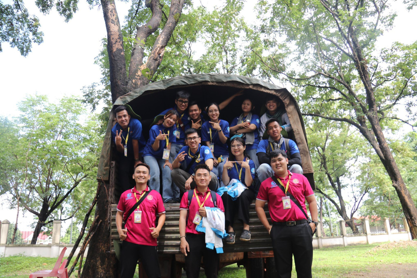 Lần đi xe quân đội đầu tiên của Tú Trinh. (Ảnh: NVCC) Lần đi xe quân đội đầu tiên của Tú Trinh. (Ảnh: NVCC)