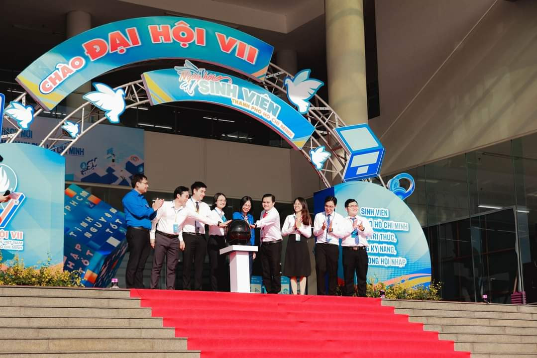 Các đại biểu thực hiện nghi thức khai mạc Triển lãm. (Ảnh: TLTĐ) Các đại biểu thực hiện nghi thức khai mạc Triển lãm. (Ảnh: TLTĐ)