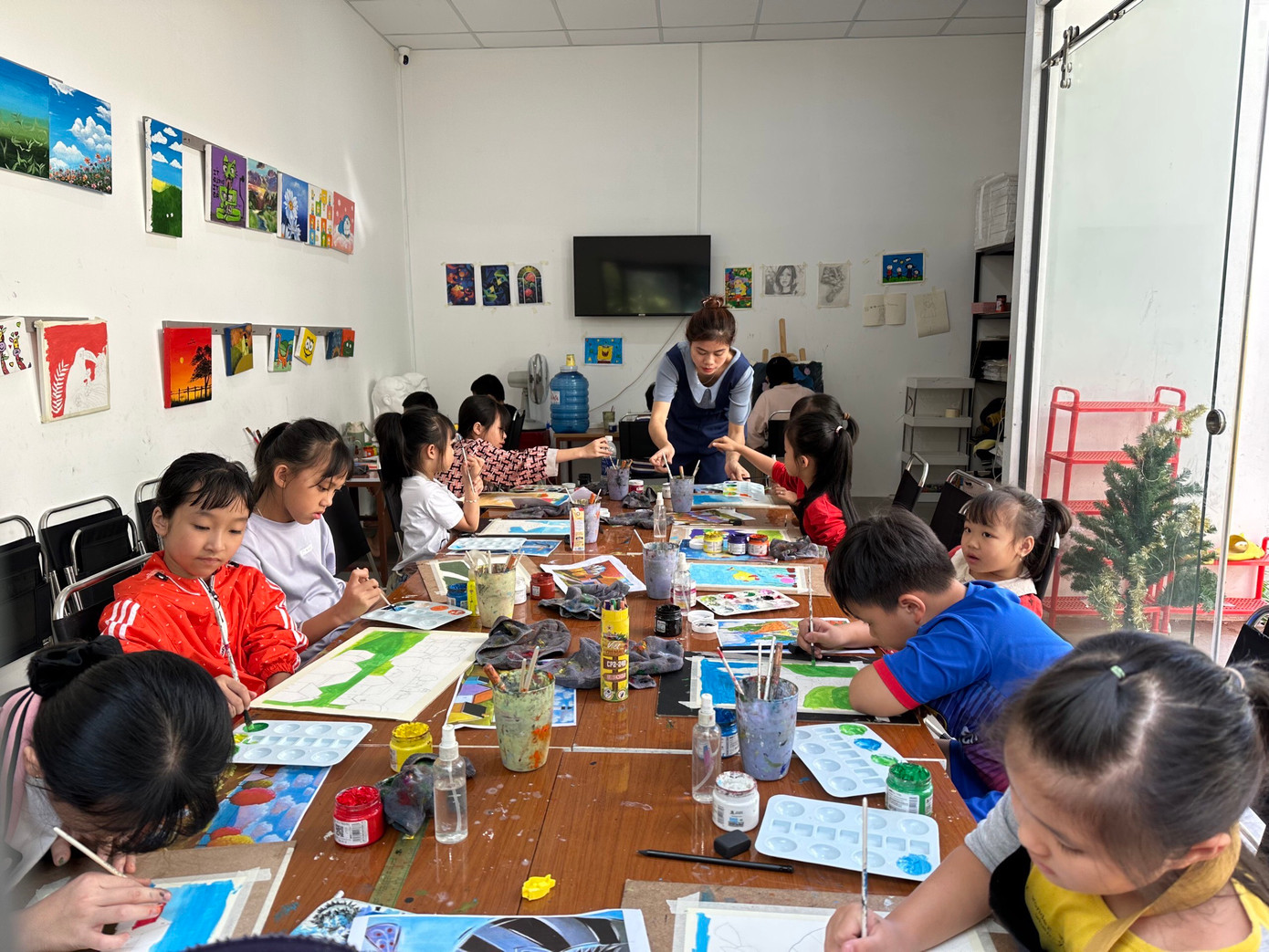 Khoảnh khắc hăng say vẽ tranh của các bạn nhỏ của lớp học cô Trinh.