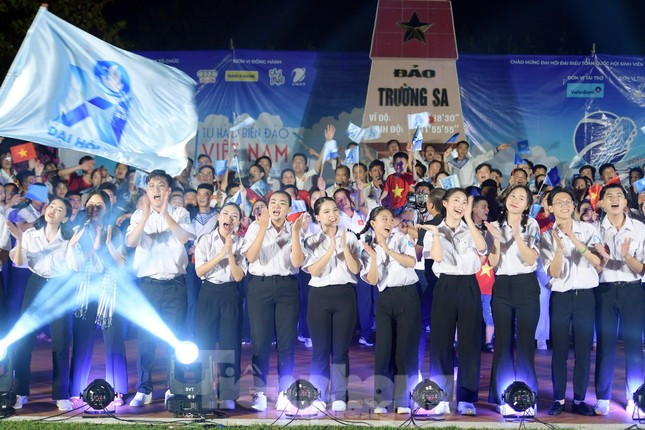 Hành trình "Bài ca sinh viên" lần đầu tiên được cất lên tại Trường Sa. (Ảnh: Dương Triều)