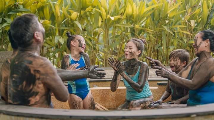 Bạn trẻ thích thú trải nghiệm tắm suối khoáng và tắm bùn ở khu du lịch. (Ảnh: Minh Tâm) Bạn trẻ thích thú trải nghiệm tắm suối khoáng và tắm bùn ở khu du lịch. (Ảnh: Minh Tâm)