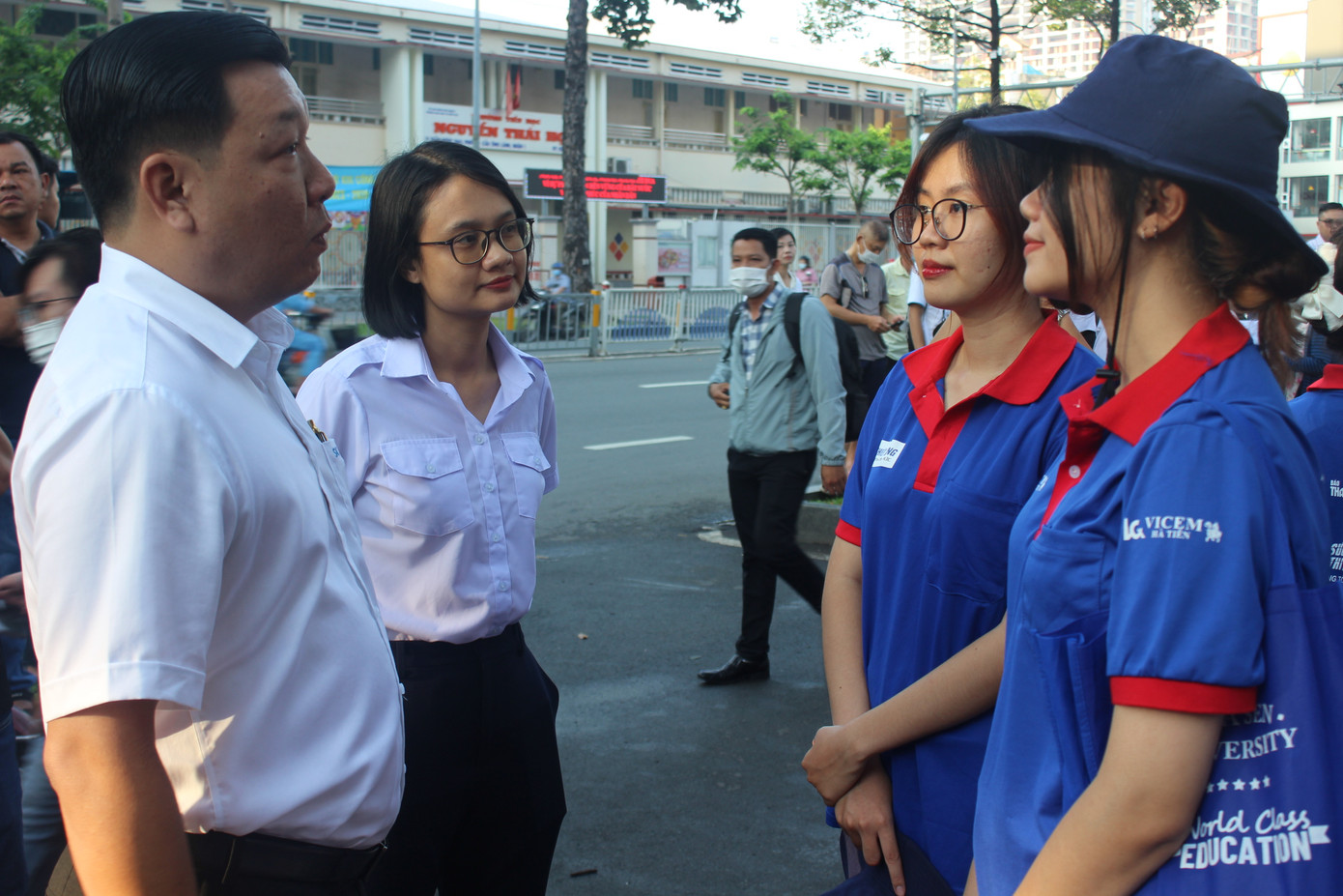 Chị Trần Thu Hà – Phó Bí thư Thành Đoàn (thứ hai, từ trái sang), Chủ tịch Hội Sinh viên TP. HCM hỏi thăm, động viên các chiến sĩ Tiếp sức mùa thi tại điểm thi THPT Ten Lơ Man (Q. 1). Chị Trần Thu Hà – Phó Bí thư Thành Đoàn (thứ hai, từ trái sang), Chủ tịch Hội Sinh viên TP. HCM hỏi thăm, động viên các chiến sĩ Tiếp sức mùa thi tại điểm thi THPT Ten Lơ Man (Q. 1).
