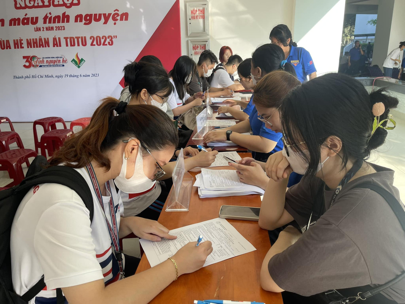 Các bạn sinh viên tình nguyện cùng tham gia hiến máu tại Ngày hội. Các bạn sinh viên tình nguyện cùng tham gia hiến máu tại Ngày hội.